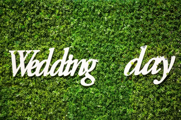 Placa de madeira com a inscrição "Dia do casamento". Fundo verde. Decorações de casamento. Acessórios de casamento. Placa de madeira . — Fotografia de Stock