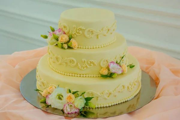 Torta. Torta nuziale decorata con fiori . — Foto Stock