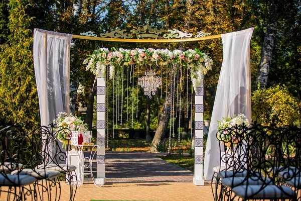Arco per la cerimonia nuziale. Decorato con lampadario di cristallo — Foto Stock