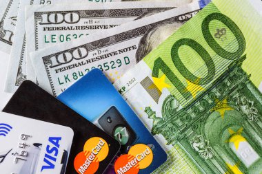 Dolar. Banka kartları. Yüz euro banknot. Ve yüz dolla