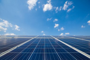 Güneş panelleri. Güç istasyonu. Mavi güneş panelleri. Alternatif kaynak elektrik. Güneş Çiftliği.