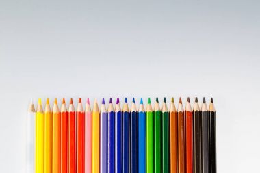 Beyaz arka plan üzerinde renkli kalemler. Sanat ve yaratıcılık. Kalem f