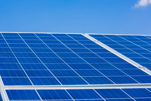 天空背景上的太阳能电池板.太阳能发电厂。蓝色太阳能电池板。替代电力来源。太阳能农场. — 图库照片