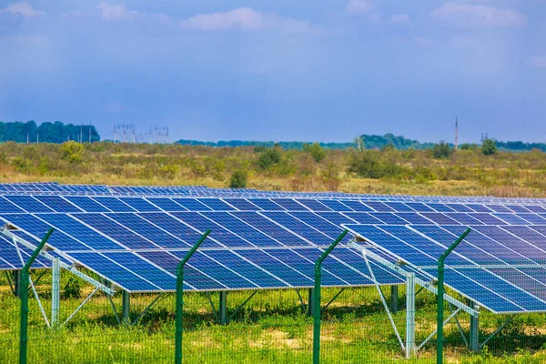 Panel solar en el fondo del cielo. Sistemas de alimentación fotovoltaica. Central solar. La fuente de energía ecológica renovable. Granja solar . — Foto de Stock