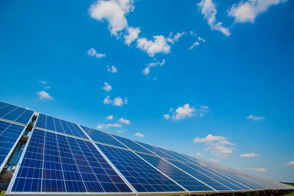 Paneles solares. Central eléctrica. Paneles solares azules. Fuente alternativa de electricidad. Granja solar . — Foto de Stock