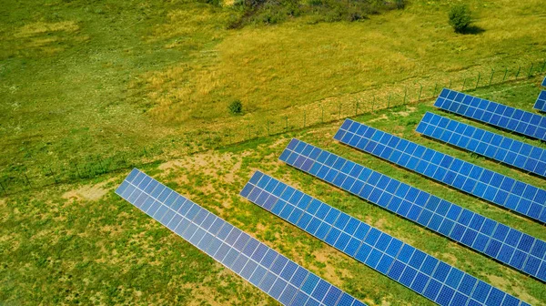 Havadan görünümü güneş panelleri. Fotovoltaik güç kaynağı sistemleri. Güneş enerjisi santrali. Ekolojik yenilenebilir enerji kaynağı.