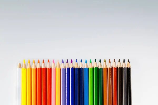 Кольорові олівці на білому тлі. Мистецтво і творчість. олівці f — стокове фото