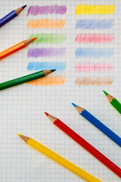 Кольорові олівці на білому тлі. Мистецтво і творчість. Олівці — стокове фото
