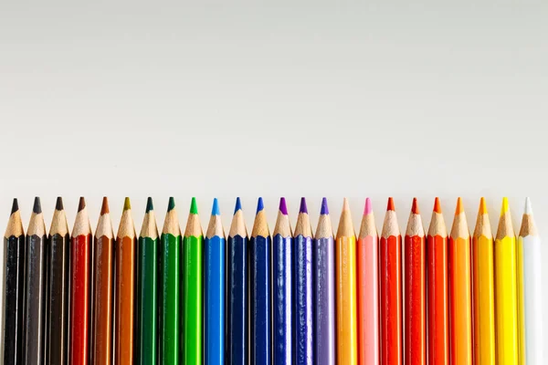 Кольорові олівці на білому тлі. Мистецтво і творчість. Олівці — стокове фото