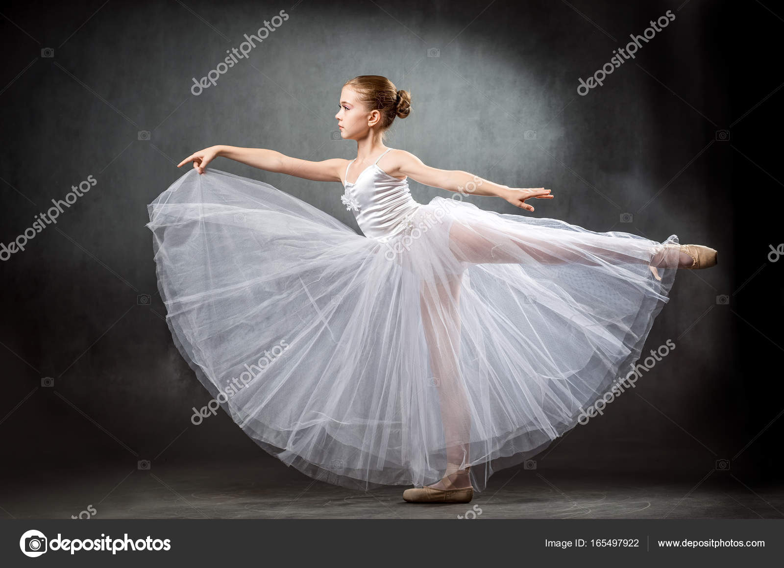 귀여운 작은 발레리 나 스튜디오에서 춤. 발레를 공부 하는 여자. — 스톡 사진 © wedmov #165497922