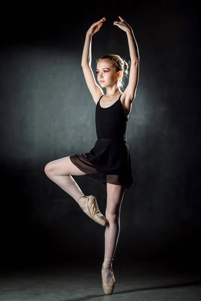 Молодая и невероятно красивая балерина позирует и танцует в студии. Артистка балета . — стоковое фото