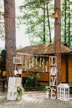 Düğün töreni sahneleri için dekor dışında güzel beyaz renk