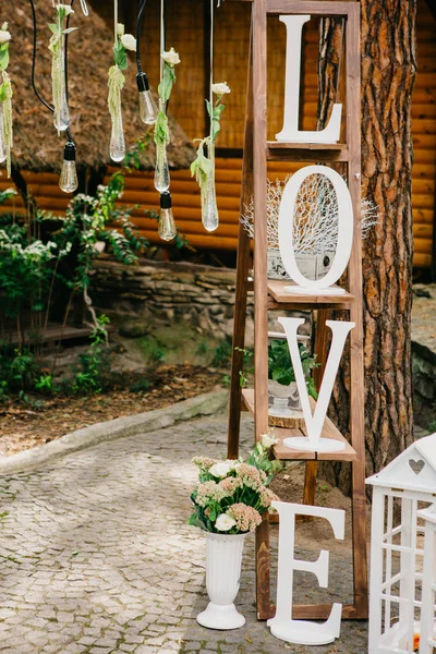 Bosque decorado para la ceremonia de la boda. Decoración de madera. Mayores cartas de amor — Foto de Stock