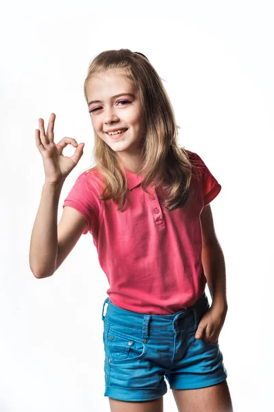 Linda niña sobre un fondo blanco. La niña está bien. . — Foto de Stock