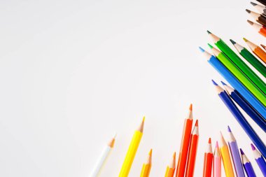 Beyaz arka plan üzerinde renkli kalemler. Metin için özgür yer. Çizim, eğitim, okul, yaratıcılık için Araçlar.