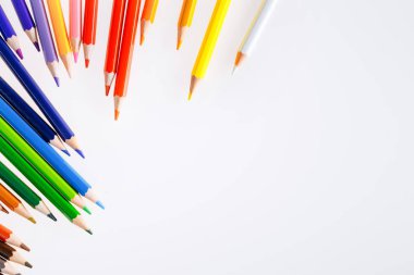Beyaz arka plan üzerinde renkli kalemler. Metin için özgür yer. Çizim, eğitim, okul, yaratıcılık için Araçlar.