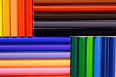 Beyaz arka plan üzerinde renkli kalemler. Kalem okul ya da profesyonel kullanım için. A yaratıcılık için ayarla. Arka plan kalemler.