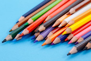 Beyaz arka plan üzerinde renkli kalemler. Çizim, eğitim, okul, yaratıcılık için araçları. Mavi bir arka plan üzerinde renkli kalemler set.