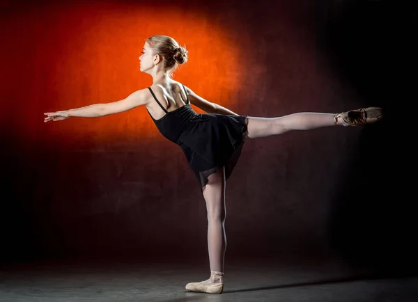 Bailarina. Linda niña posando y bailando en el estudio. La chica está estudiando ballet. Fondo oscuro . —  Fotos de Stock