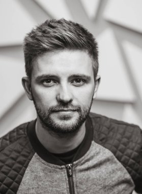 Yakışıklı bir adam, bir portre. Siyah ve beyaz