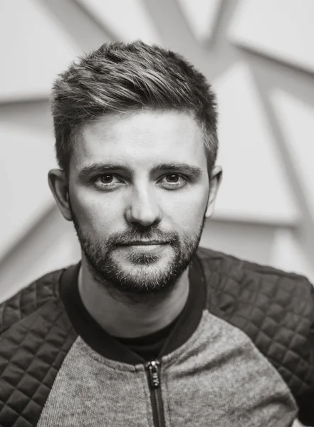 Yakışıklı bir adam, bir portre. Siyah ve beyaz