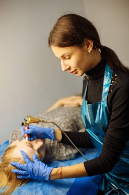 Kalıcı Kalıcı Kaşlara Makyaj Uygulayan Kozmetikçi