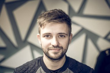 Sana dikkat kameraya, arayan bir adam portresi