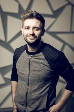 Sana dikkat kameraya, arayan bir adam portresi