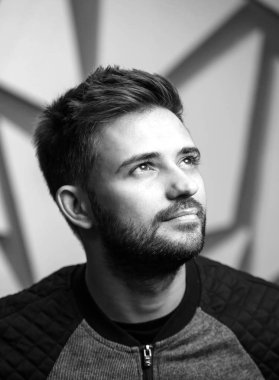 Sakallı yakışıklı bir adamın görüntüsü.