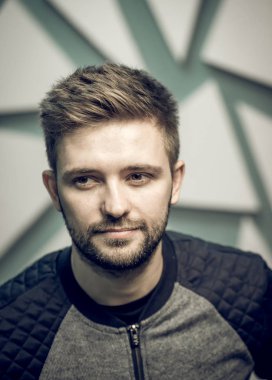 profil ciddi genç adam. portre