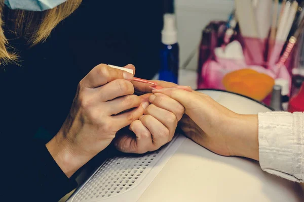 Girl paint nails in the salon of manicure, close-up — Stock Photo, Image