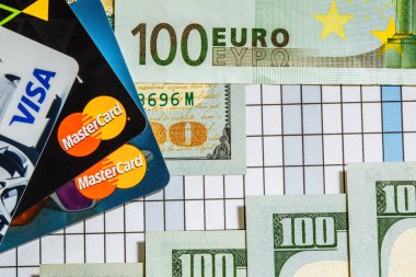 Banka kartları. Yüz euro banknot. Ve arka plan üzerinde bir yüz dolar faturaları. Dünyanın önemli para birimleri. Para.