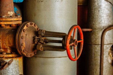 Borular ve vanalar. Petrol veya doğal gaz boru hattı vanaları. Modern bitki boru hattı vanaları ile.