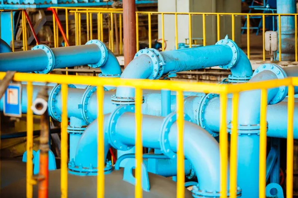 Pipes and valves. Oil or gas pipeline valves. Modern plant with pipeline valves. Power station. — Stock Photo, Image