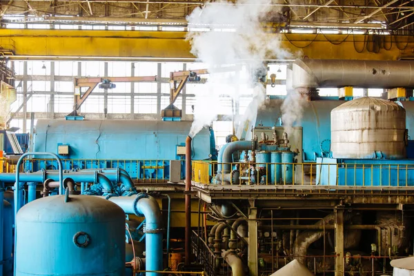 Termik santral elektrik jeneratörleri ve türbinleri makine odasında. Güç istasyonu.