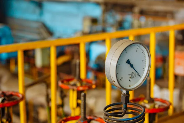 Manómetro de gas sobre fondo Manual de válvulas en proceso de producción. Proceso de producción utiliza válvula manual para controlar el sistema . —  Fotos de Stock