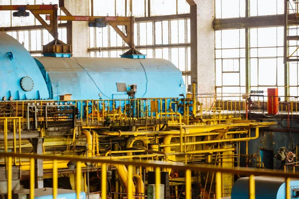 Elektrik jeneratörleri ve türbinleri olan termik santraldeki makine odası.