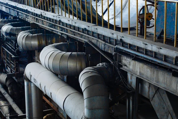 管道和设备在联合的循环电厂与金属色调 — 图库照片