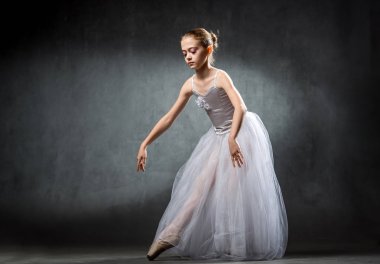 Genç güzel balerin stüdyoda poz. Küçük dansçı. Bale.