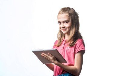 Güzel küçük bir kız bir tablet bilgisayar ile beyaz bir arka plan üzerinde eller. Çocuğun duygular.