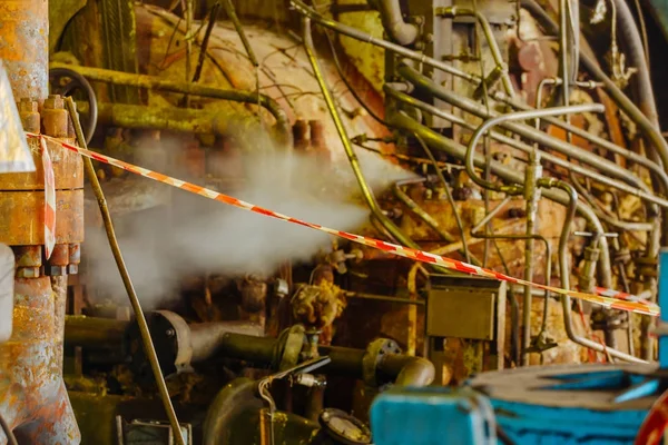 Turbina de vapor durante la reparación. Equipos, tuberías en la central eléctrica. Esgrima con cinta de alarma. Zona de mayor peligro . —  Fotos de Stock