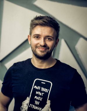 Gülümseyen ve kameraya bakarak yakışıklı sakallı adam. Stüdyo portre.