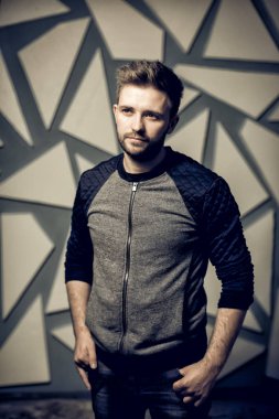 hafif sakallı, iş adamı ücretsiz bir yer arıyorum. Genç bir adam portresi