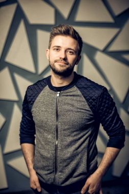 hafif sakallı, iş adamı ücretsiz bir yer arıyorum. Genç bir adam portresi