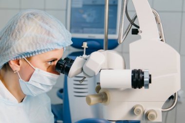 İşletim sistemiyle lazer vizyon düzeltme ameliyathanede cerrah. Göz hastalıkları. Tıp