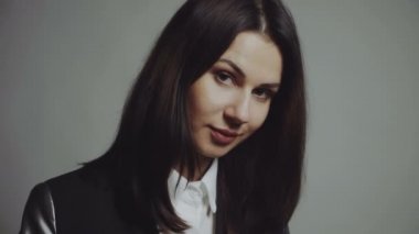 Genç güzel bir esmer güzel bir makyaj ile portresi