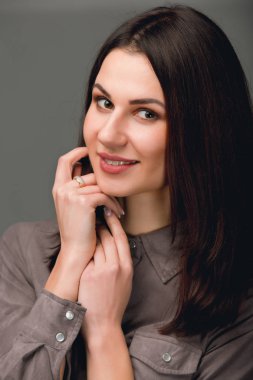 Portre stüdyo genç bir esmer. Güzel bir cilt ve manikür çivi ile el.