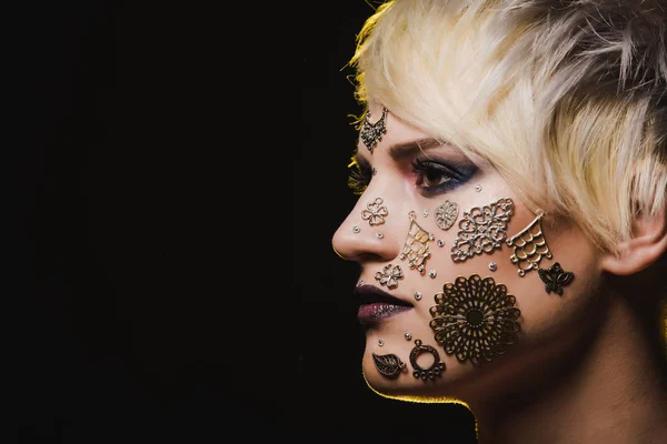 Retrato de close-up de uma mulher bonita com maquiagem brilhante. Jóias orientais na cara. Tendências da moda. Moda e beleza. Maquiagem perfeita — Fotografia de Stock