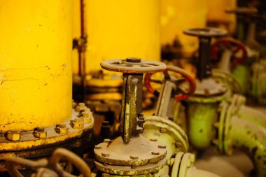 Borular ve vanalar. Petrol ve doğal gaz boru hattı vanaları. Modern bitki boru hattı vanaları ile.
