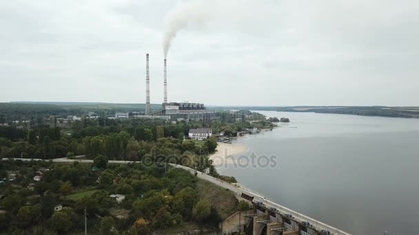 Αεροφωτογραφία του άνθρακα σταθμού με τον καπνό που πηγαίνει από σωλήνες. Ομίχλη ή τα σύννεφα καλύπτουν τη γη. Προβολή από την προβολή πτηνά-μάτι. — Αρχείο Βίντεο